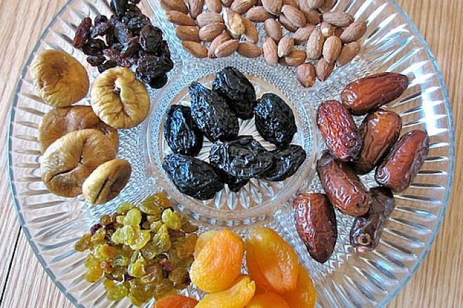 Dried fruit and nuts on a platter, traditionally eaten on Tu B'Shevat. Credit: Gilabrand via Wikimedia Commons.