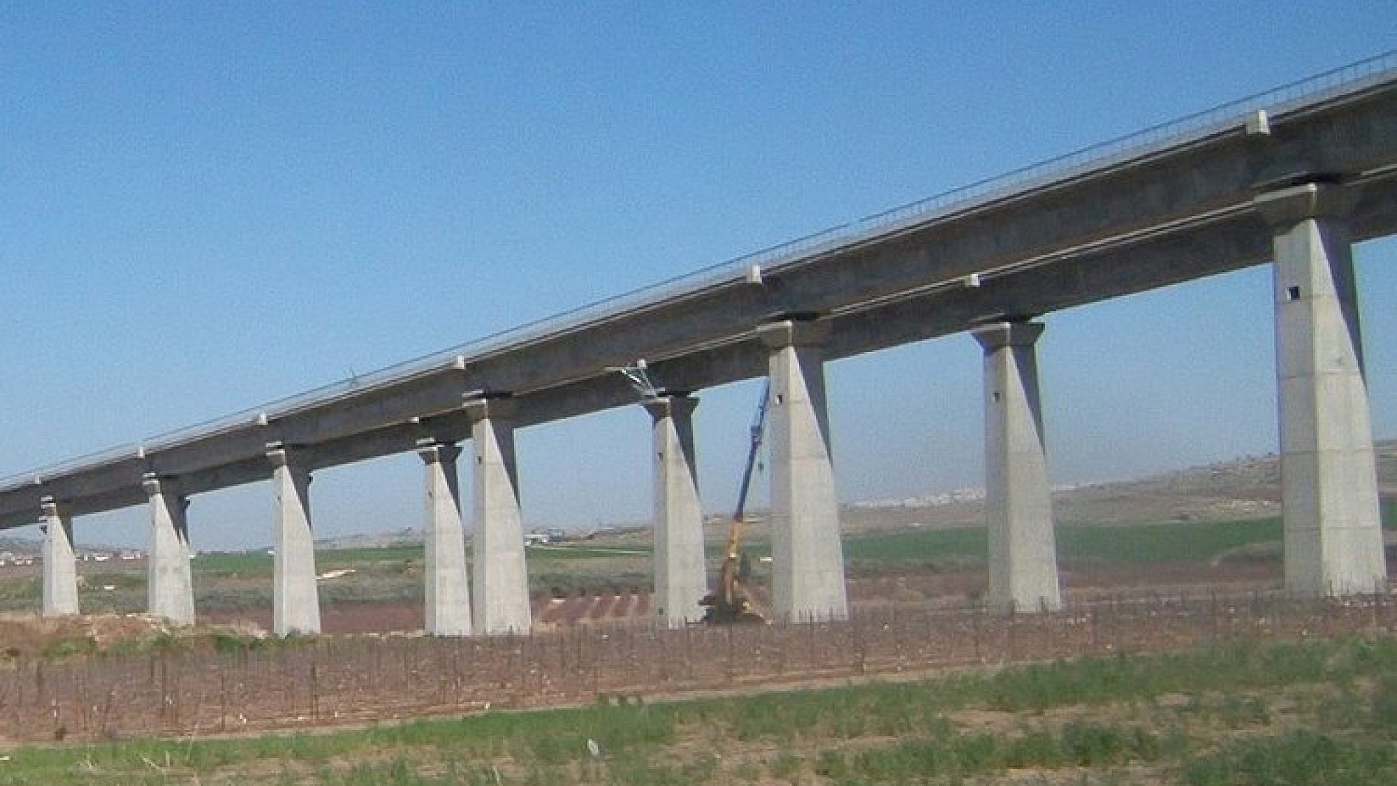 Work on the new Tel Aviv-Jerusalem rail line in the Ayalon Valley. Credit: Wikimedia Commons.
