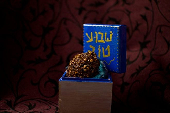 Repurposing the "etrog" as "b'samim" (spices) for Havdalah. Credit: David Komer for Shivimpanim.org.