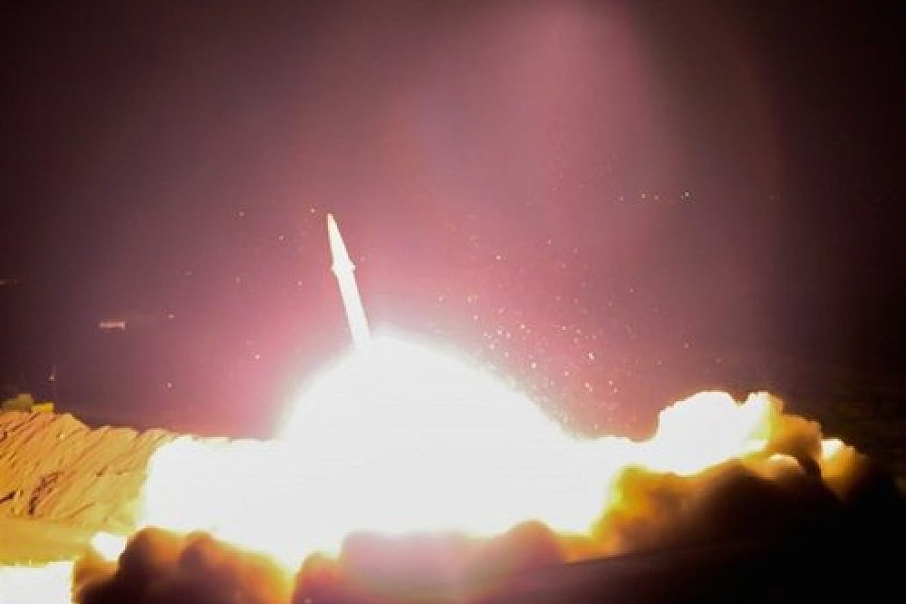 Iran launches a missile at the Syrian city of Deir ez-Zor, June 18, 2017. Credit: IRINN via Wikimedia Commons.
