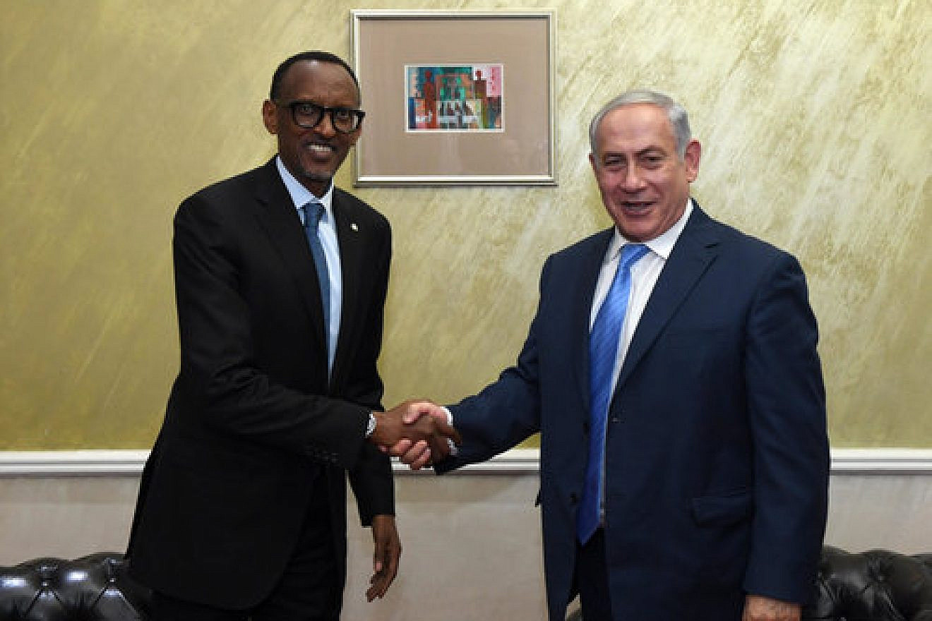 Israeli Prime Minister Benjamin Netanyahu (right) meets with Rwandan President Paul Kagame in Nairobi, Kenya, on Nov. 28. Credit: Haim Zach/GPO.