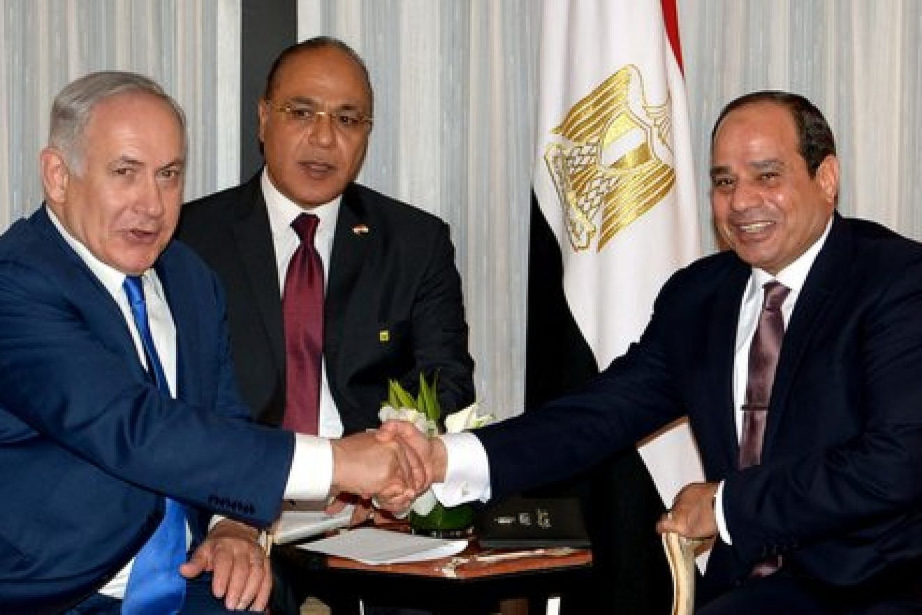 Israeli Prime Minister Benjamin Netanyahu (left) and Egyptian President Abdel Fattah El-Sisi shake hands during a meeting in New York on Sept. 18, 2017. Credit: Avi Ohayon/GPO.