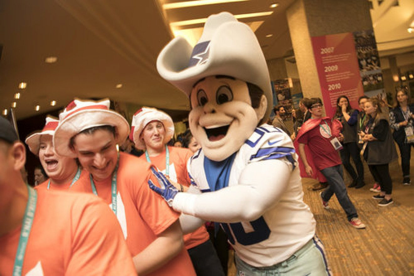 Teens en route to the BBYO International Convention’s opening ceremony Feb. 16. Credit: Jason Dixson Photography.