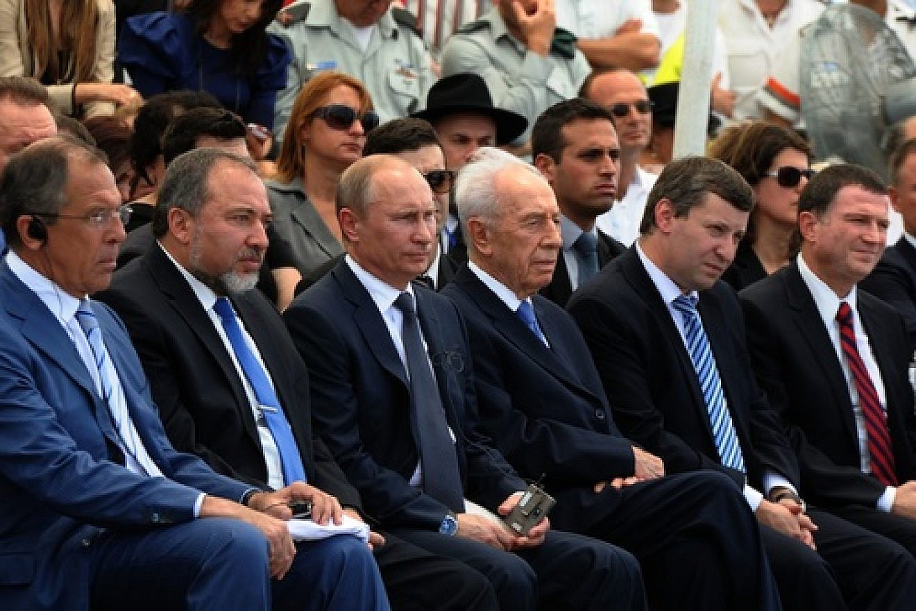 In center, Russian President Vladimir Putin sits between Foreign Minister Avigdor Lieberman and President Shimon Peres at a dedication ceremony for a monument in Netanya commemorating the Red Army's victory over the Nazis. Credit: GPO.