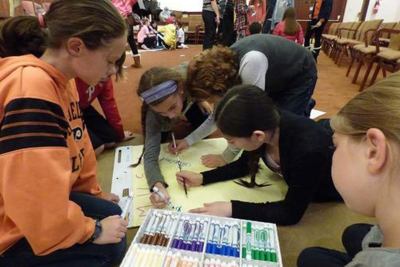 Click photo to download. Caption: Pictured here, the Rimon Initiative at Philadelphia’s Temple Sholom offers students project-based chugim (electives), an example cited by Rabbi Phil Warmflash and Anna Marx for an innovative new model in Jewish education. Credit: Provided photo.