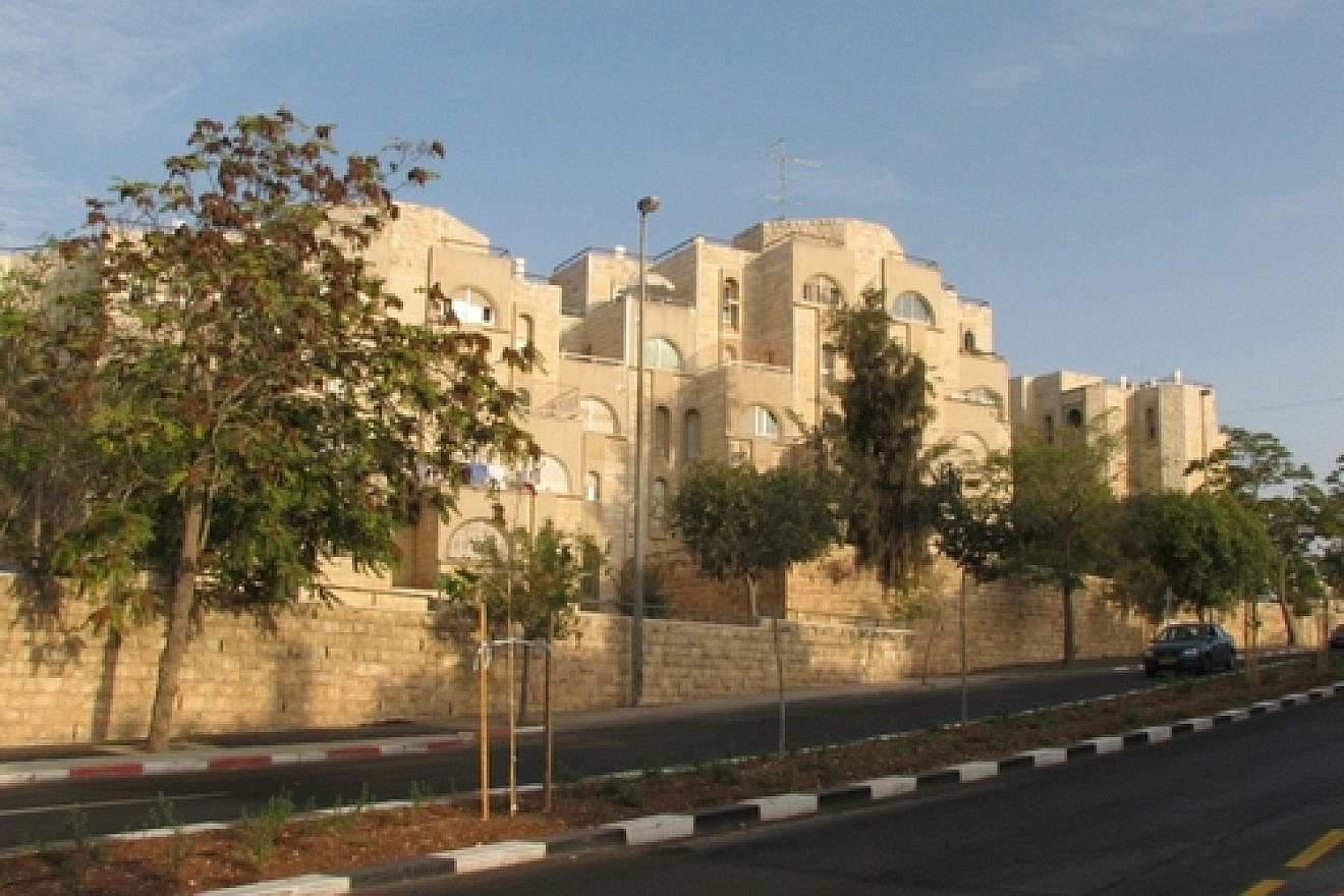 A street in the Jerusalem neighborhood of Glio, where the European Union has criticized Jewish construction. Credit: Wikimedia Commons.