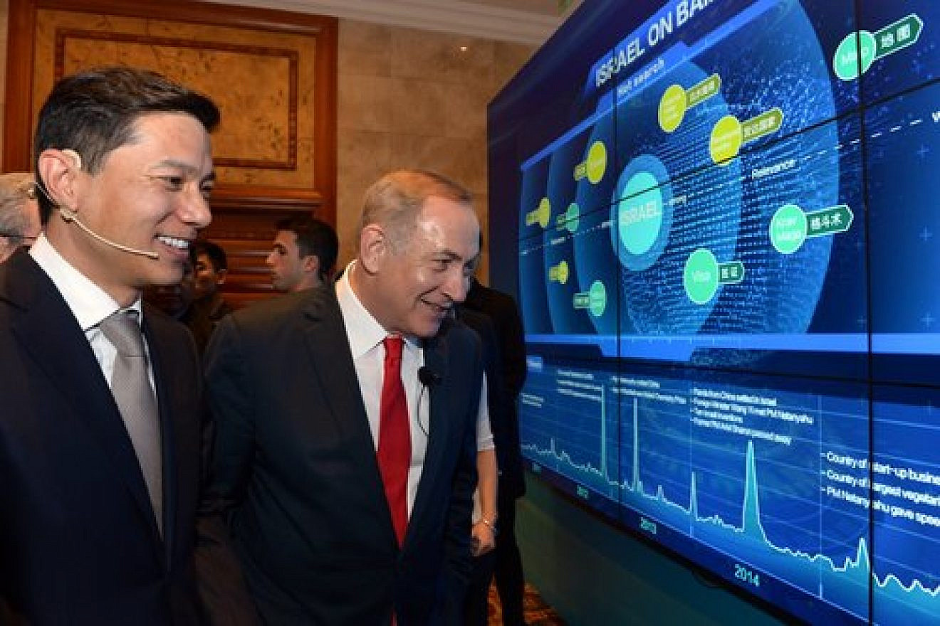 Israeli Prime Minister Benjamin Netanyahu (center) with Chinese Internet entrepreneur Robin Li in Beijing on March 21, 2017. During his trip to China, Netanyahu met with the heads of nearly a dozen of that country’s largest corporations about investment in Israel. Photo by Haim Zach/GPO.