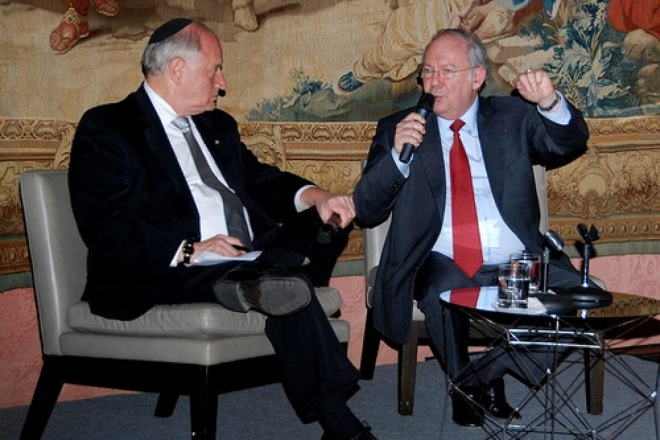 Dr. Richard Prasquier, president of the CRIF (Conseil Representatif des Institutions Juives de France), sits down with Malcolm Hoenlein of the Conference of Presidents of Major American Jewish Organizations. Prasquier discussed issues of concern to the French Jewish community with American media at the Consulate of France in New York on April 30. Credit: Maxine Dovere.