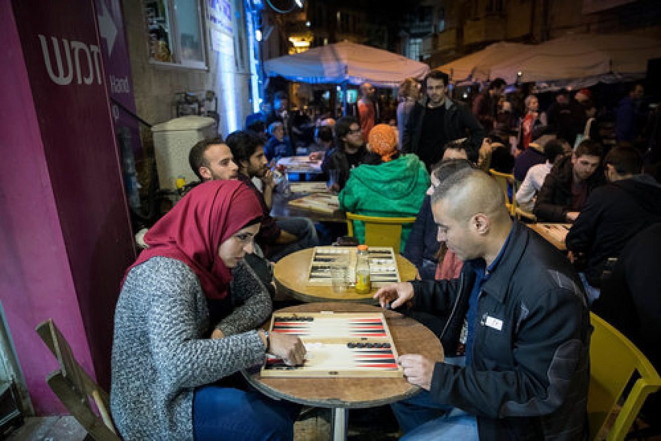 Jews and Arabs play backgammon during the “Jerusalem Double” championship on Feb. 27, 2017. The competition aims to foster Jewish-Arab unity in Israel. Credit: Yonatan Sindel/Flash90.