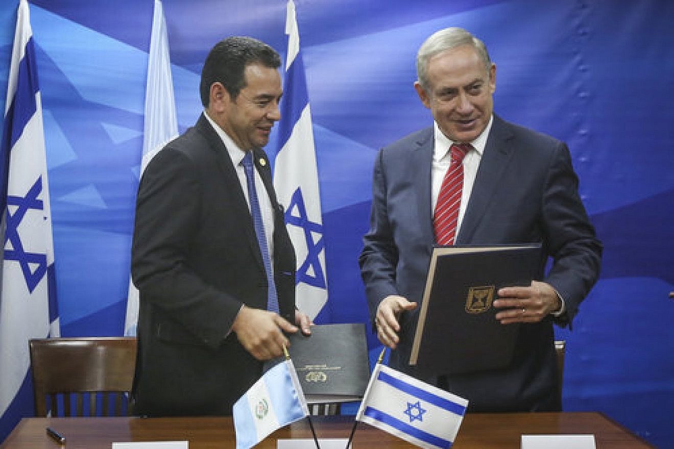 Israeli Prime Minister Benjamin Netanyahu (right) meets with Guatemalan President Jimmy Morales in Jerusalem, Nov. 29, 2016, on the 69th anniversary of Guatemala’s key role in the diplomatic events that laid the foundation for the state of Israel’s creation. Credit: Marc Israel Sellem/POOL/Flash90.