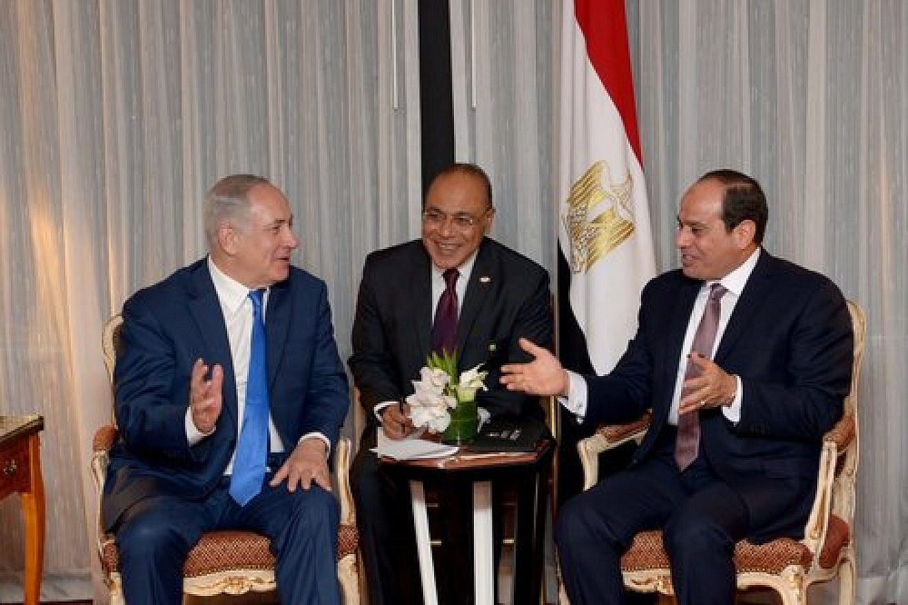 Israeli Prime Minister Benjamin Netanyahu (left) meets with Egyptian President Abdel Fattah El-Sisi (right) in New York City on Sept. 18, 2017. Credit: Avi Ohayon/GPO.