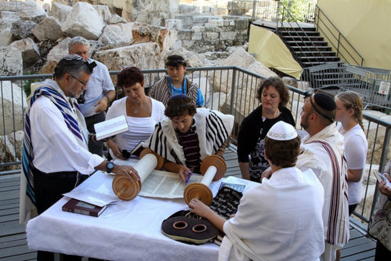 A mixed-gender Jewish prayer service at the Robinson’s Arch compound, near the Western Wall’s main worship area, in July 2014. Credit: Gershon Elinson/Flash90.