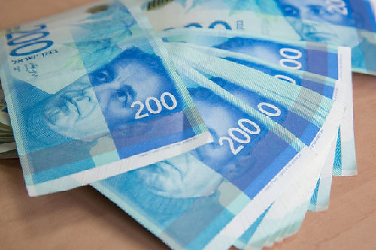 Israeli currency. Photo by Nati Shohat/Flash90.