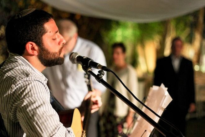 Binyamin Kagedan performs at a chuppah. Credit: Yuval Haber.