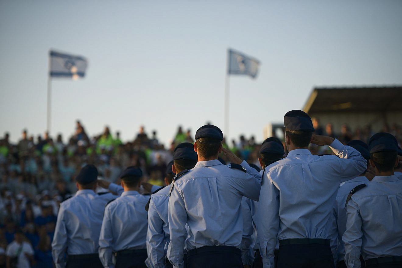 Israeli Air Force soldiers who completed the IAF’s flight course are pictured during a graduation ceremony held at the Hatzerim Air Base in the Negev Desert on June 25, 2015. Credit: IDF Spokesperson’s Unit/Flash90.