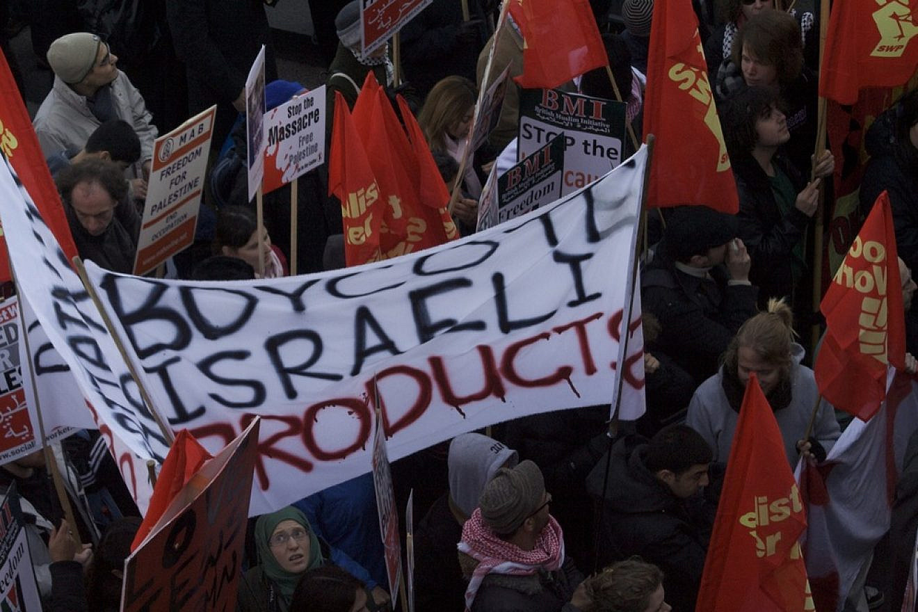 A protest in London calling for a boycott of Israel. Credit: Claudia Gabriela Marques Vieira via Wikimedia Commons.