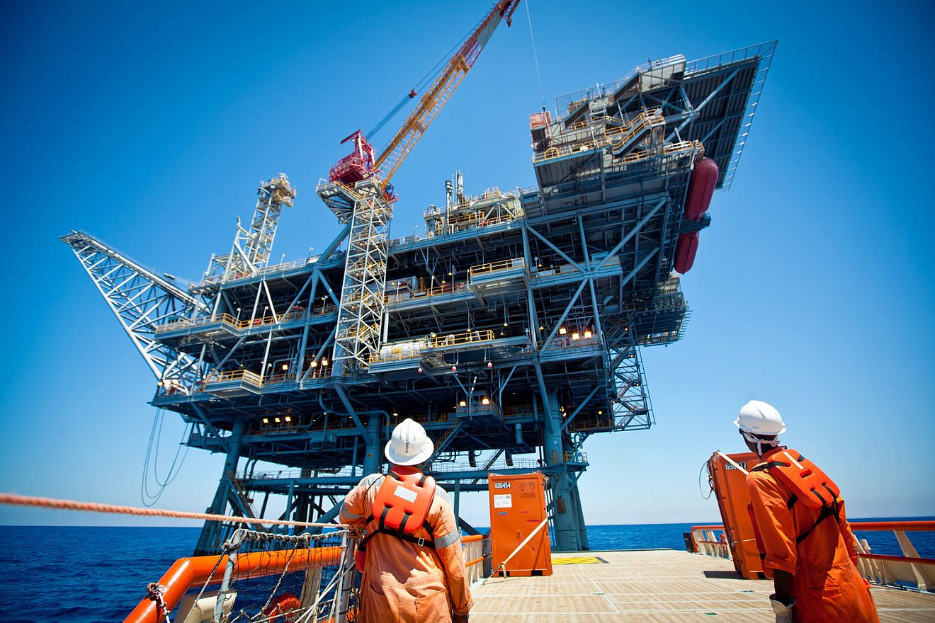 Workers on a natural-gas processing rig in the Tamar field off Israel’s southern coast. Credit: Moshe Shai/Flash90.