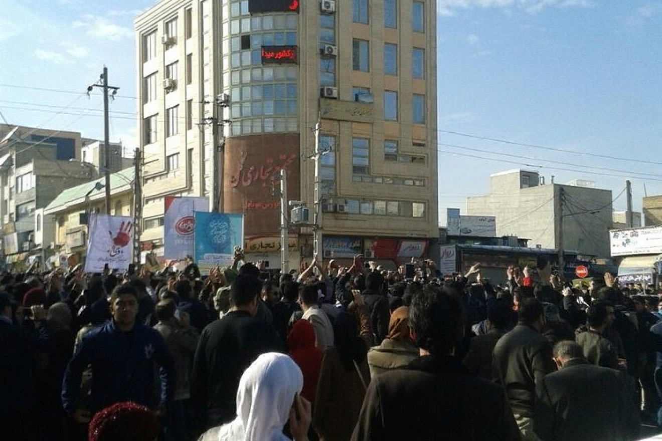An anti-regime protest in Kermanshah, Iran, on Dec. 29, 2017. Credit: VOA News via Wikimedia Commons.