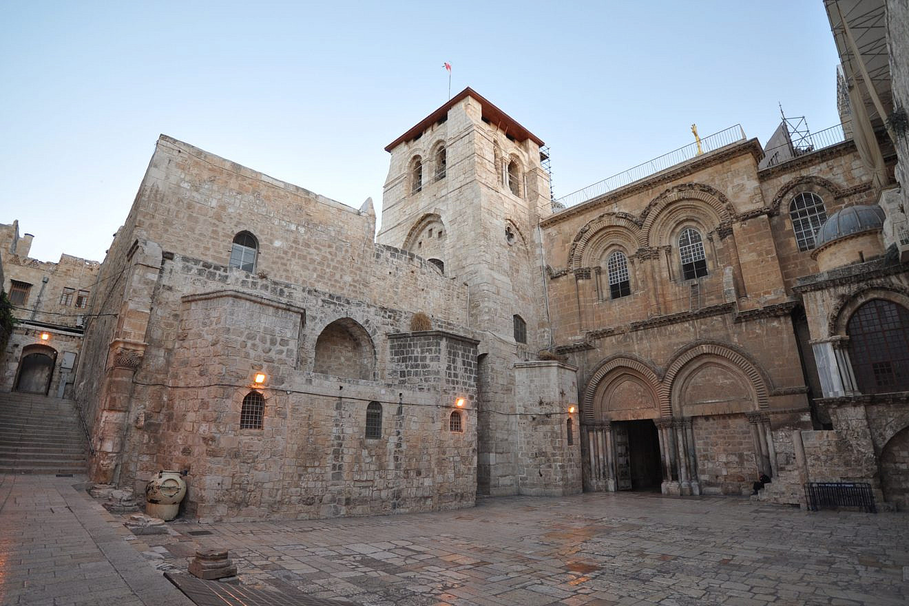 A view of the entrance of the Church of the Holy Sepulchre in Jerusalem. Credit: Wikimedia Commons.