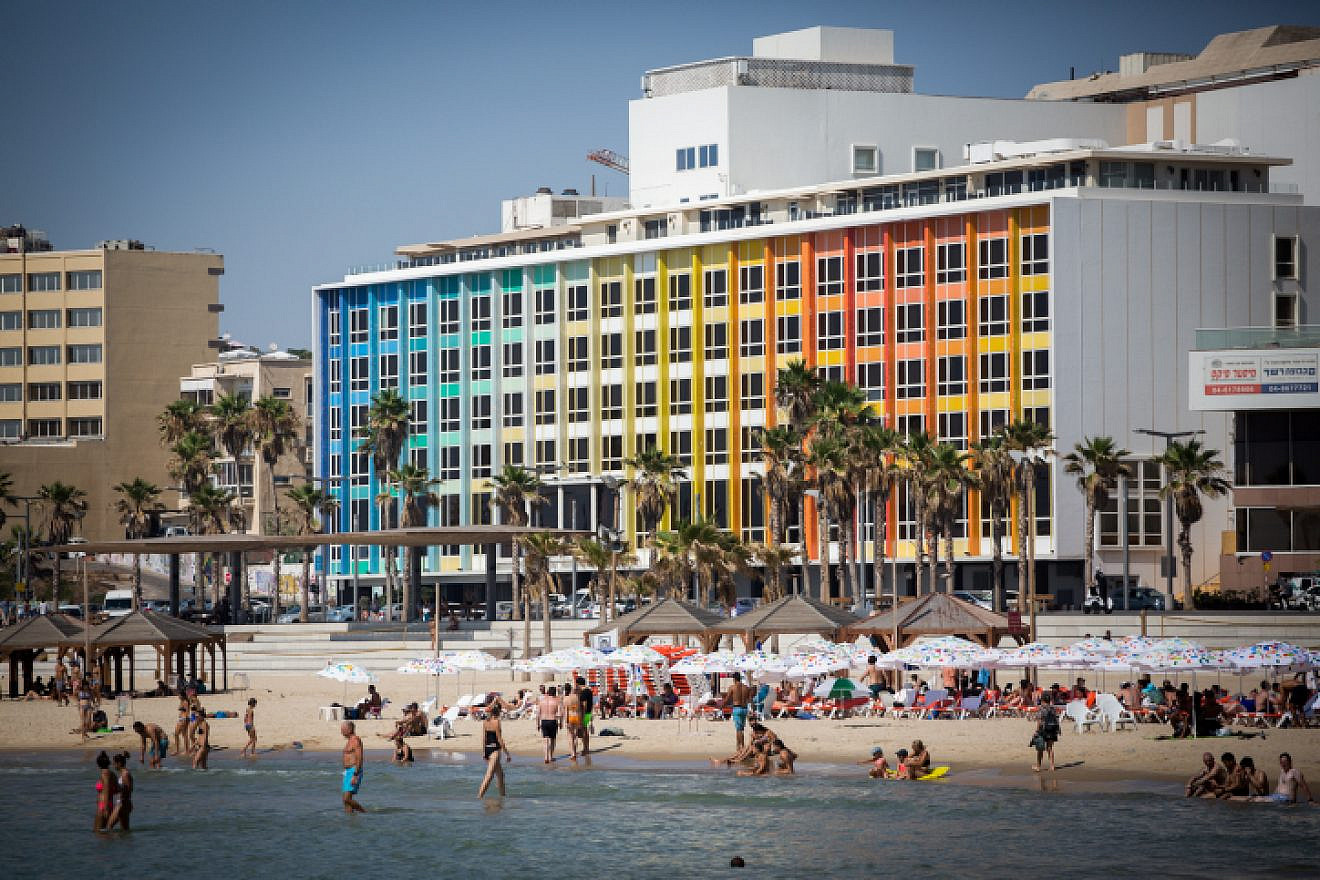 Israelis and tourists enjoy the beach in Tel Aviv on a summer day. Photo by Miriam Alster/Flash90.
