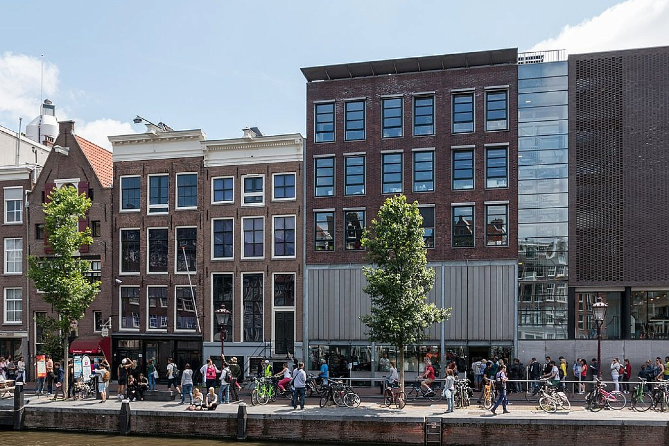 Canal house and Anne Frank House museum entrance in 2015. Credit: Wikimedia Commons.