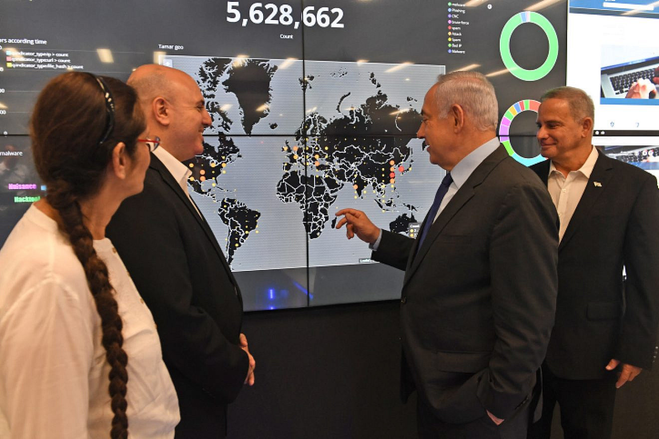 Israeli Prime Minister Benjamin Netanyahu visits the National CERT at the cyberpark in Beersheva on July 27, 2017, with Buki Carmeli, head of the National Cyber Defense Authority, and Eviatar Matania, head of the National Cyber Bureau in the Prime Minister's Office. Photo by Kobi Gideon/GPO.