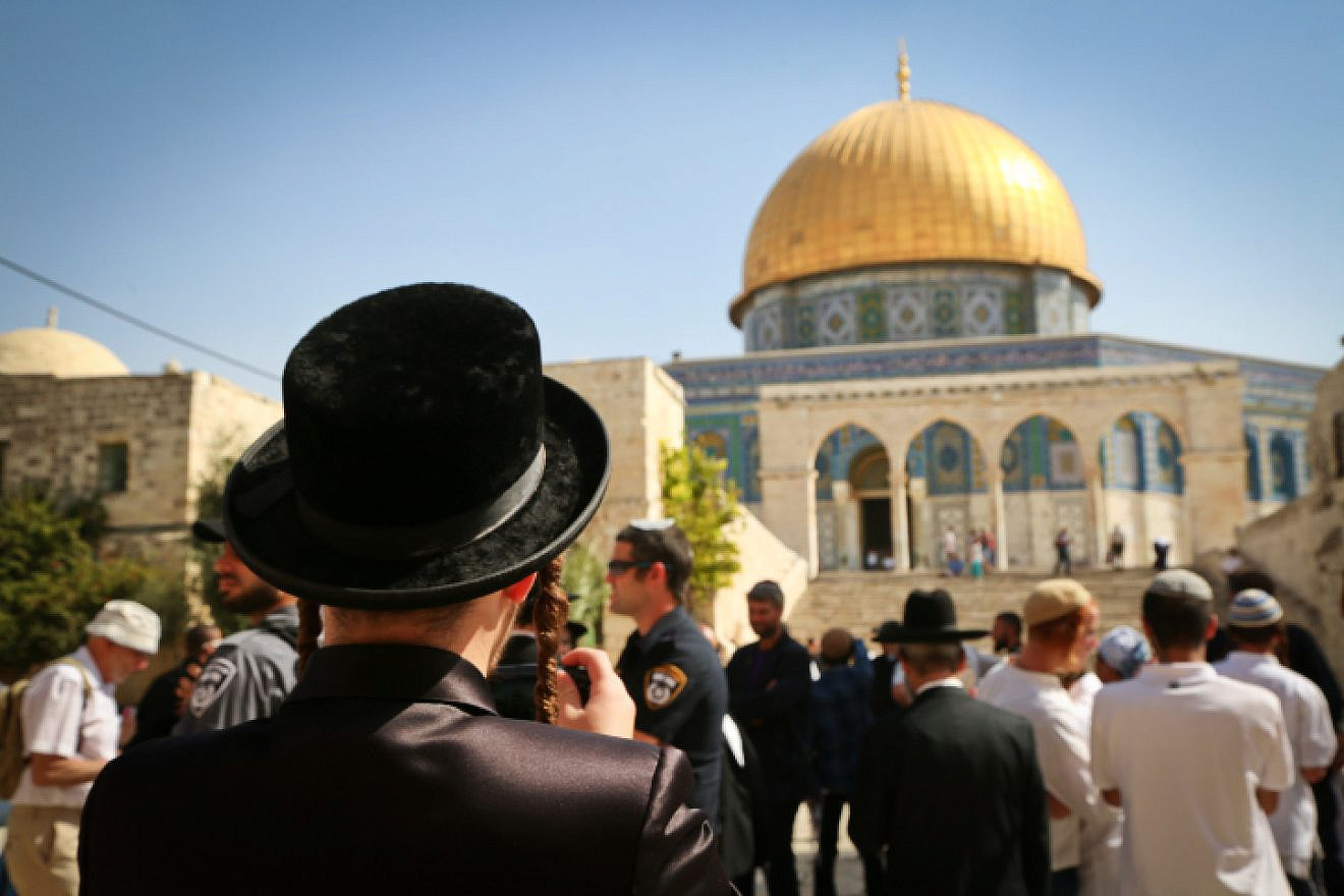Jews visit the Temple Mount compound, site of the Al-Aqsa mosque and the Dome of the Rock in Jerusalem's Old City, during the Jewish holiday of Sukkot, Oct. 8, 2017. Photo by Yaakov Lederman/Flash90.