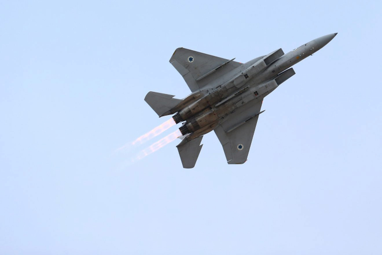 An Israeli jet flying during an airshow. Source: Flash90.