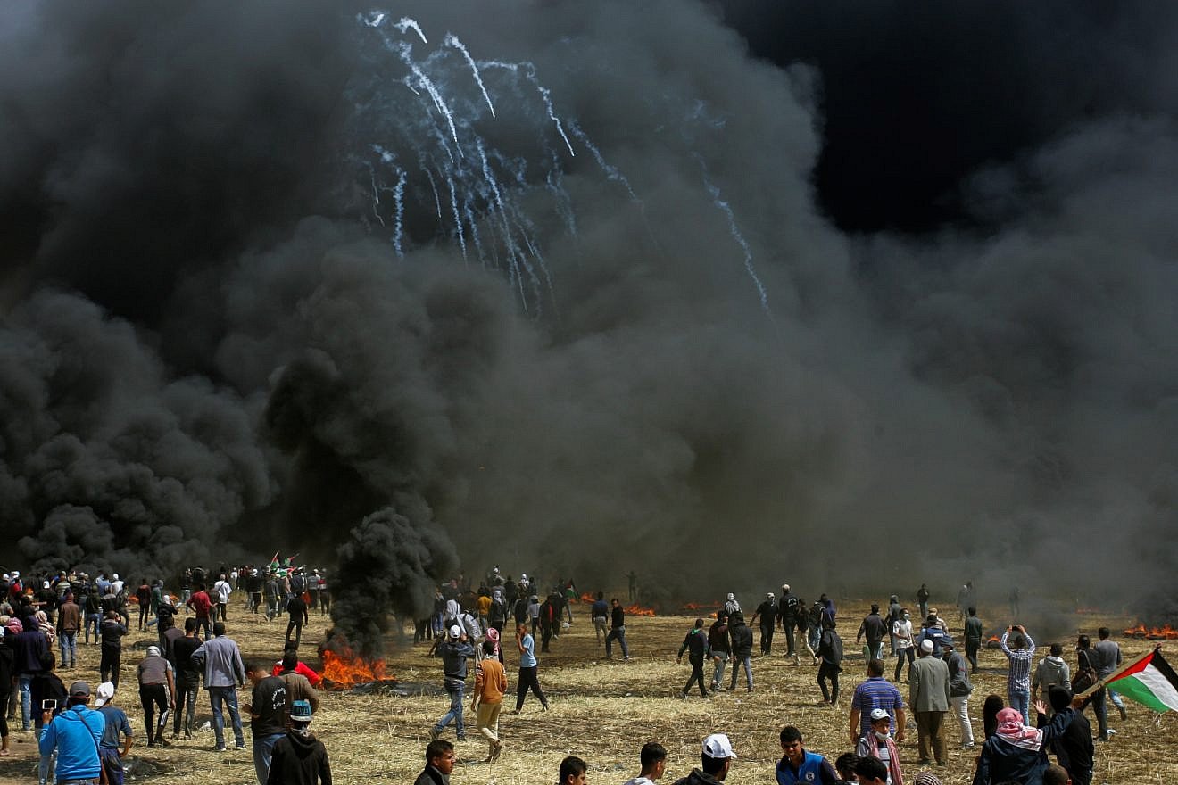 Palestinian protesters burn tires during clashes with Israeli security forces on the Gaza-Israeli border east of Khan Yunis, in the southern Gaza Strip, on April 6, 2018. Credit: Abed Rahim Khatib/Flash90