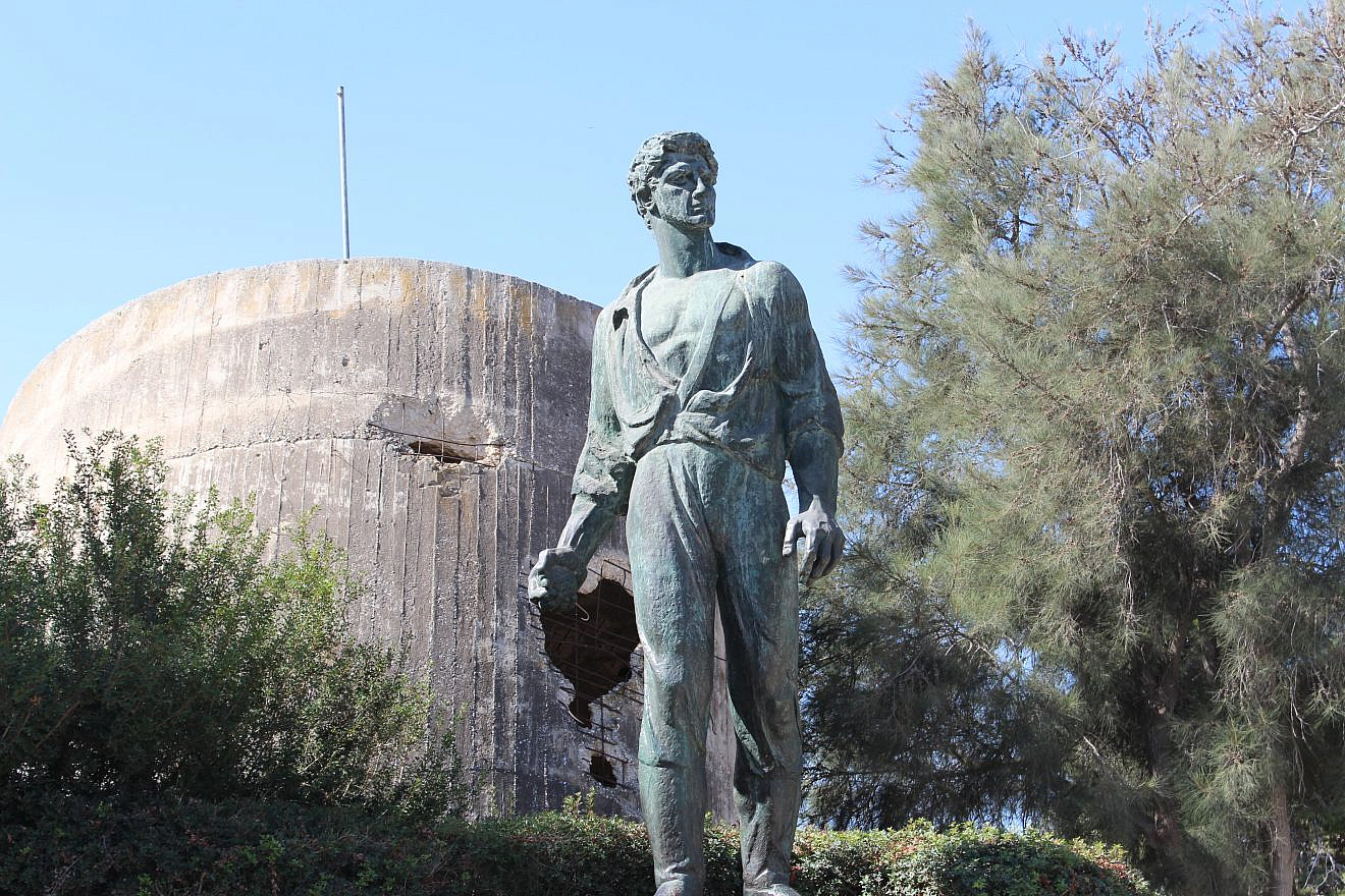 The Mordechai Anielewicz statue at the Yad Mordechai kibbutz in southern Israel. Anielewicz was the young leader of the Jewish Fighting Organization, which led the Warsaw Ghetto Uprising against Nazi Germans for a month from April into May of 1943. Credit: Bukvoed via Wikimedia Commons.