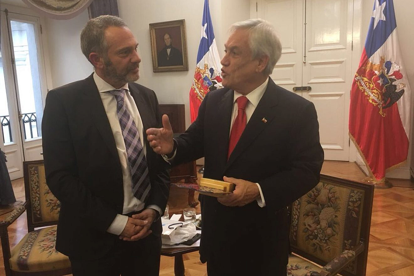 Shai Agosin (left), president of the Jewish Community of Chile, with Chilean President Sebastián Piñera.