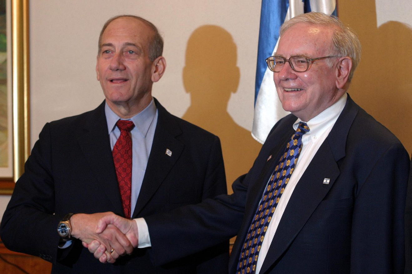 Israeli Prime Minister Ehud Olmert (left) shakes hands with investor Warren Buffett during a meeting at the Prime Minister’s Office in Jerusalem on Sept. 18, 2006. Photo by Orel Cohen/Flash90