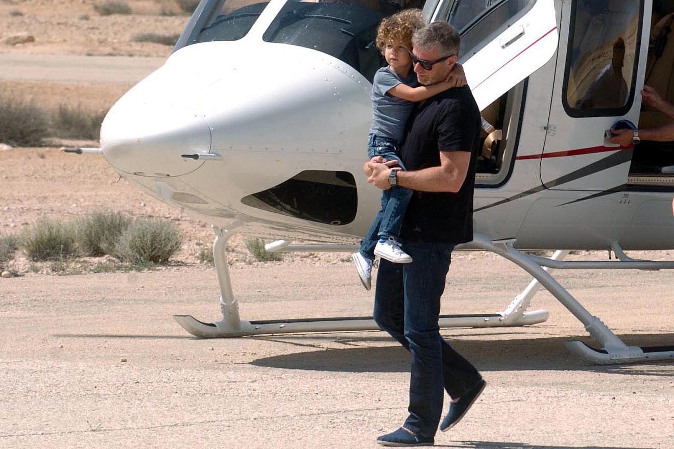 Carrying one of his children, Russian Jewish billionaire Roman Abramovich arrives at the Beresheet Hotel in Mitzpe Ramon in southern Israel on April 14, 2014, Photo by Flash90.