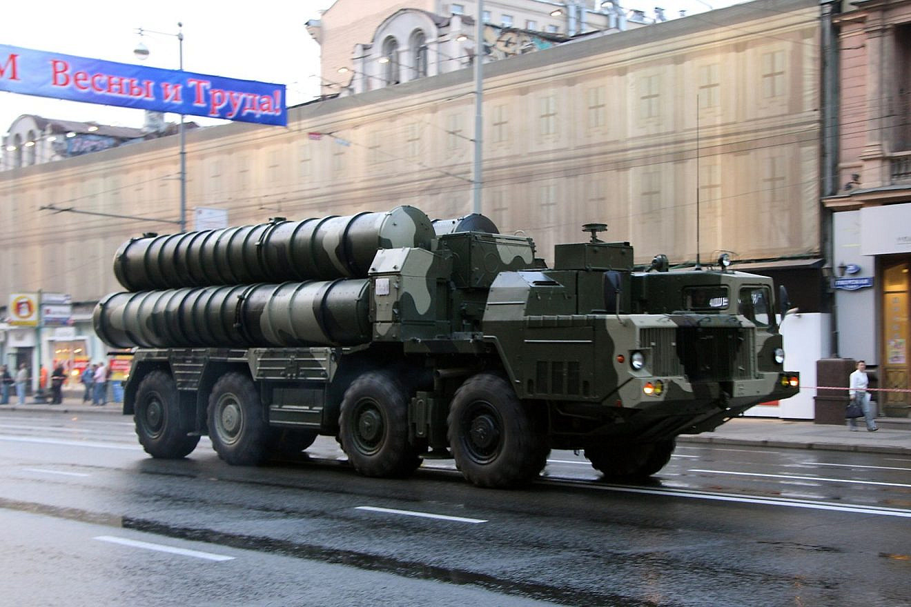 A Russian S-300 surface-to-air missile system on display in Moscow in 2009. Credit: Wikimedia Commons.