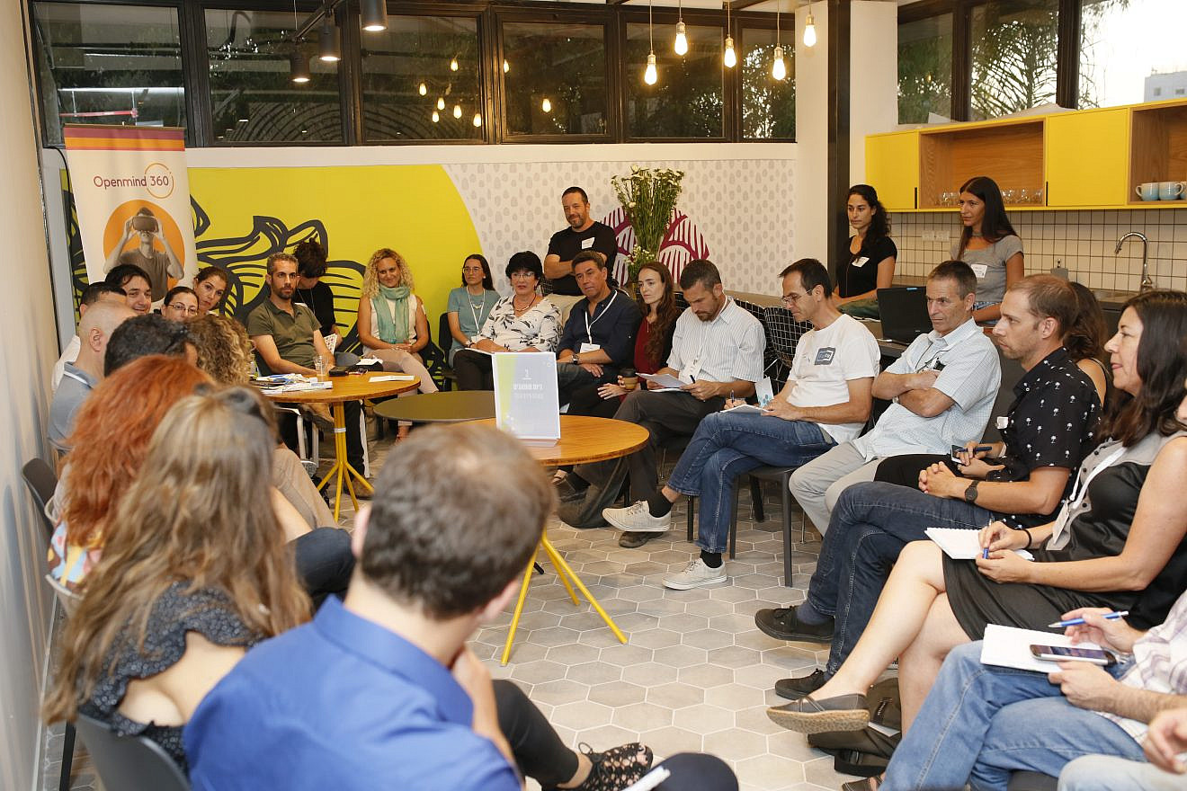 A discussion group at the Hub on fundraising between Israeli social entrepreneurs, led by JDC board member Eilon Tirosh. Credit: JDC.