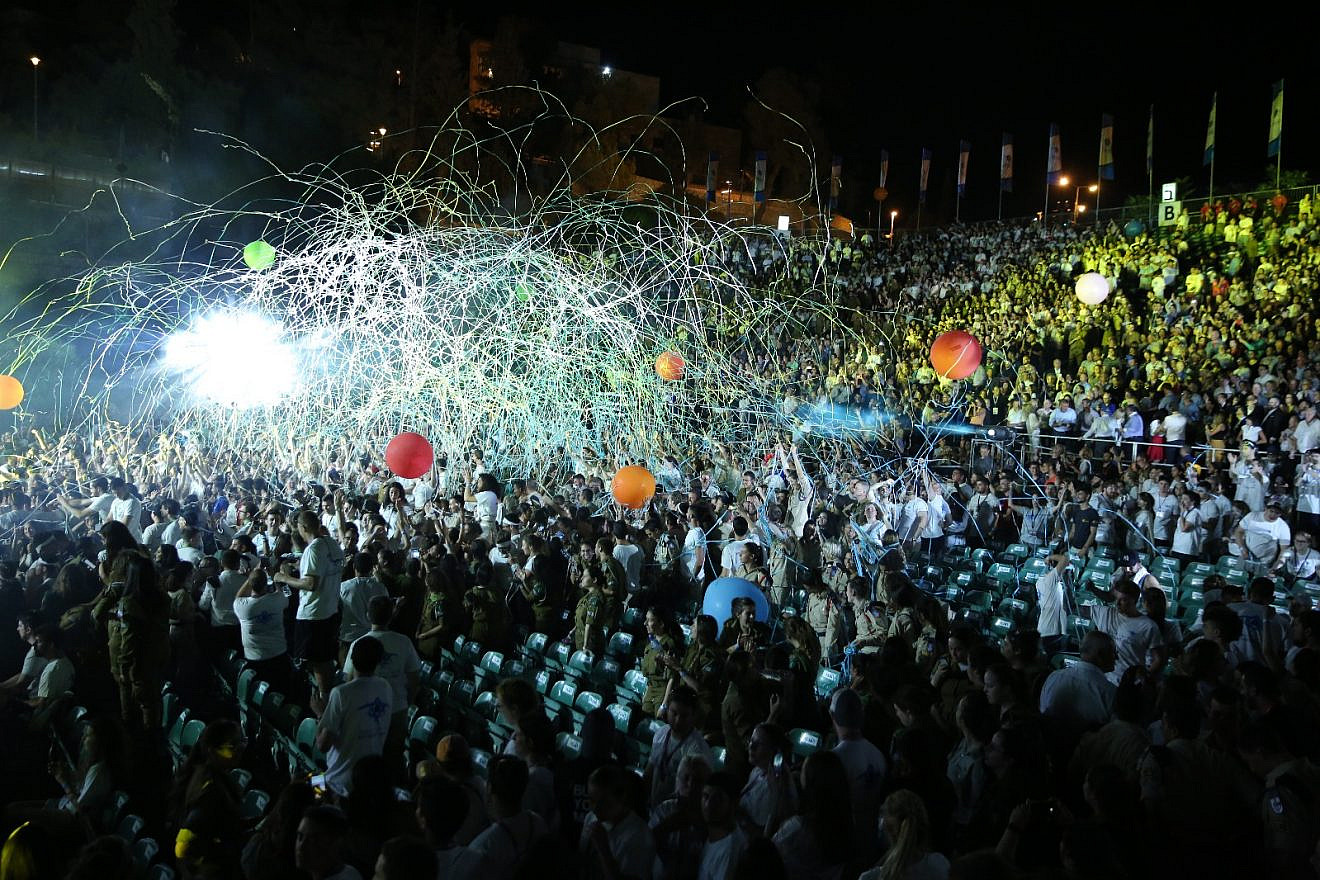 Thousands of young Jews attend Birthright mega event. Credit: Yossi Gamzo Latuba.