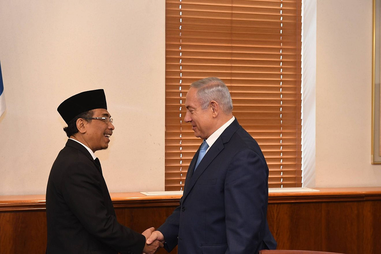 Israeli Prime Minister Benjamin Netanyahu meets with Yahya Cholil Staquf, secretary general of the 60-million member Nahdlatul Ulama, Indonesia’s largest Muslim organization, at his office in Jerusalem. Photo by Haim Zach/GPO.