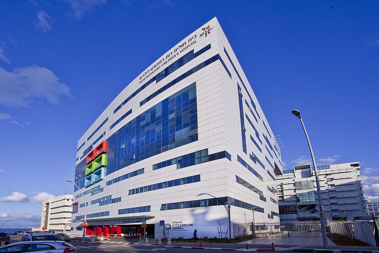 Exterior of the Ruth Rappaport Children’s Hospital at Rambam Health Care Campus, showing entrance (bottom center) to Pediatric Emergency. Credit: Wikimedia Commons.