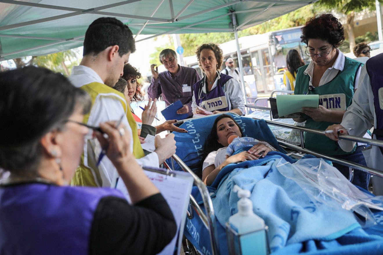 The IDF Home Front Command and Ichilov Hospital workers participate in a drill of evacuating and treating wounded in an earthquake scenario, outside the Ichilov Hospital in Tel Aviv, on Nov. 9, 2017. Photo by Hadas Parush/Flash90.