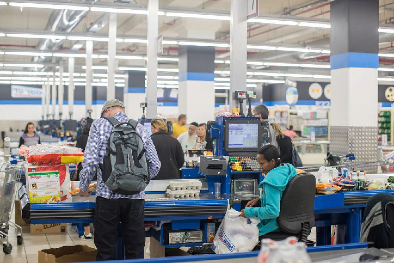 Shoppers in Osher Ad Supermarket branch in Talpiot, Jerusalem, on Nov. 12, 2017. Photo by Yonatan Sindel/Flash90.