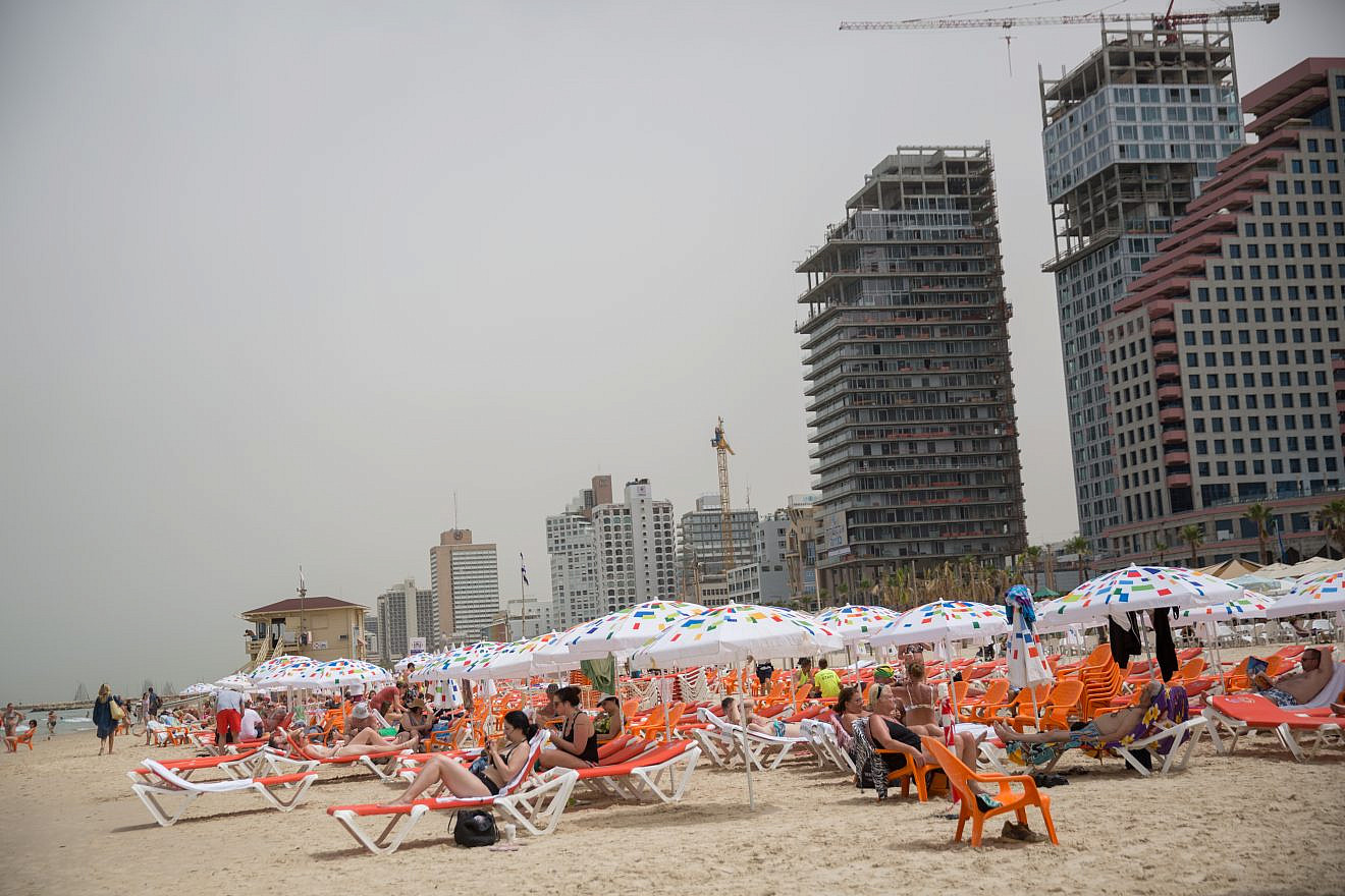 Crowds enjoy the Tel Aviv beach on May 10, 2018, in the spring tourist season. Photo by Miriam Alster/Flash90.