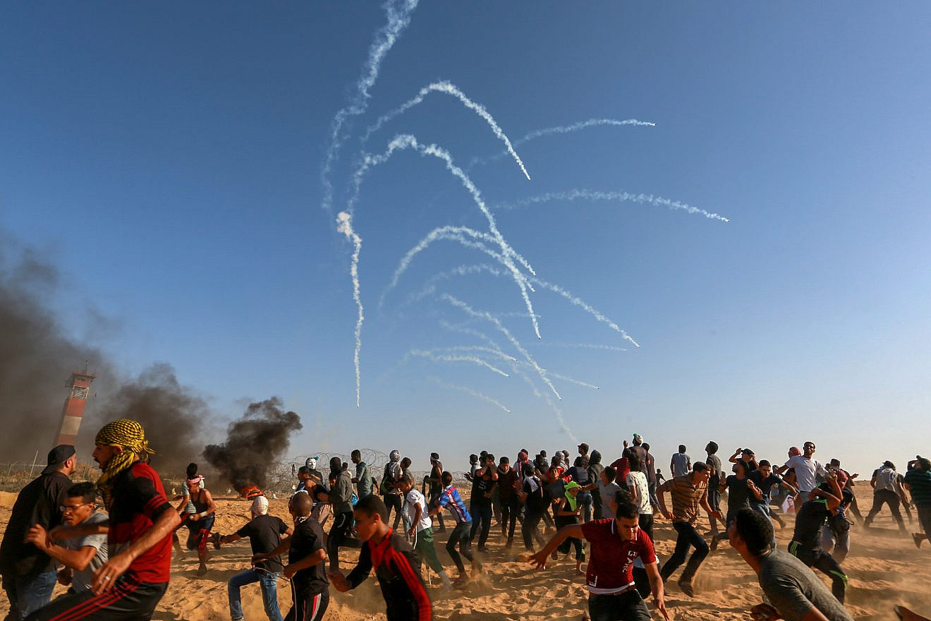 Palestinian protesters during clashes with Israeli security forces on the Gaza-Israeli border in the southern Gaza Strip on July 6, 2018. Photo by Abed Rahim Khatib/Flash90.