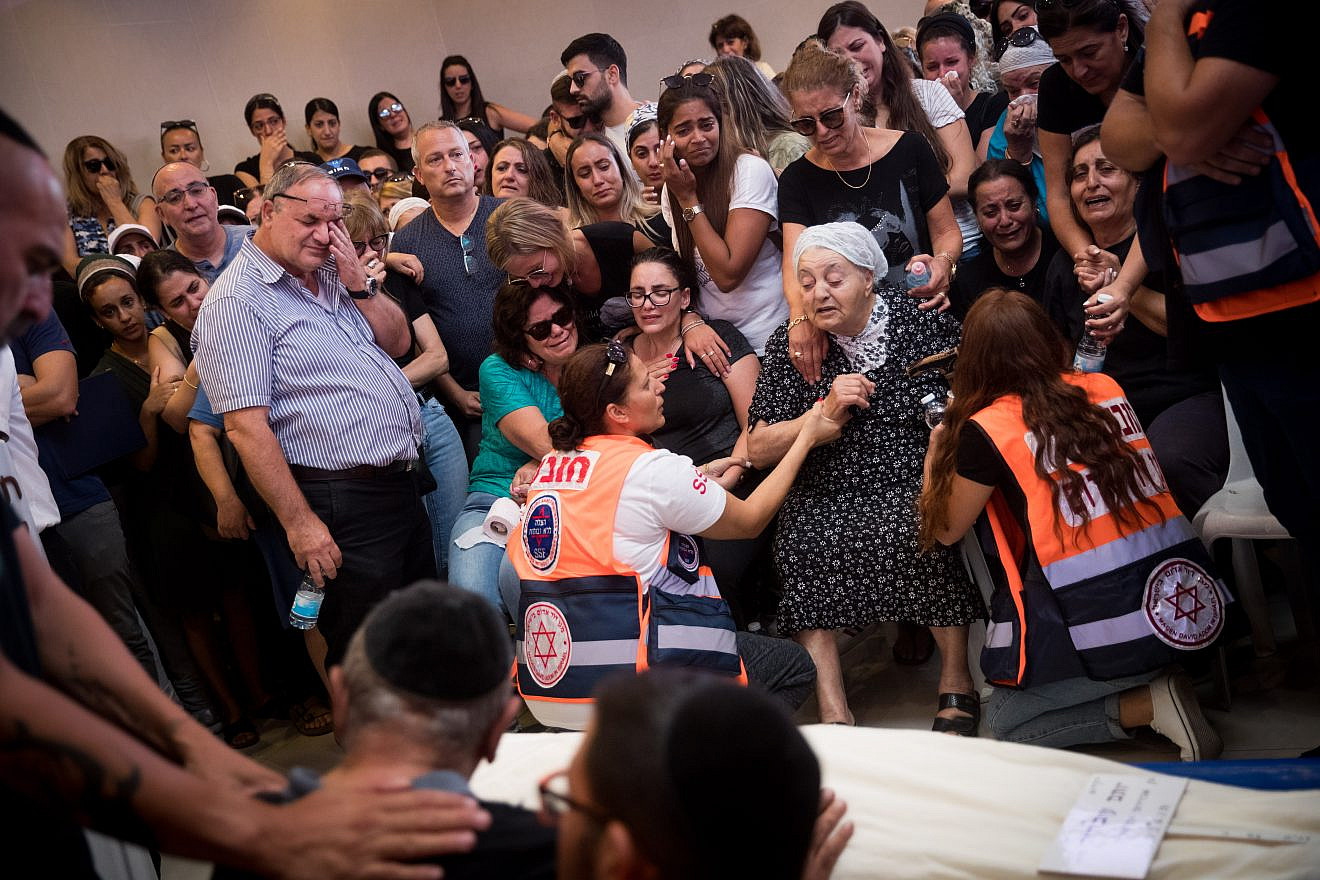Friends and family mourn at the funeral of Yotam Ovadia at the Har Hamenuchot cemetery in Jerusalem on July 27, 2018. The 31-year-old  was murdered in the Jewish settlement of Adam when a Palestinian teenager stabbed him, wounding him and two other Jews in a terror attack. Photo by Yonatan Sindel/Flash90.