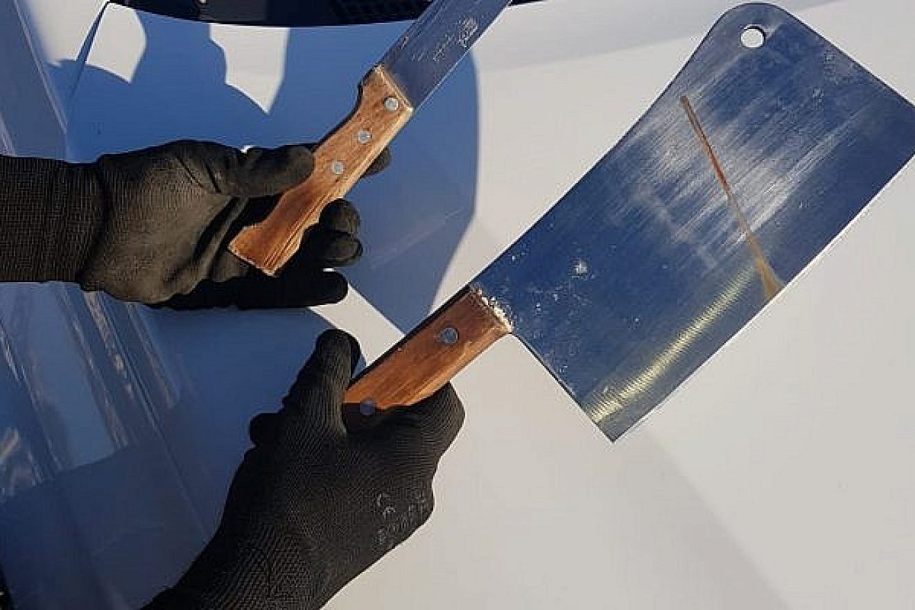 An Arab man was arrested outside the Samaria community of Beit El with a knife and meat cleaver in his car, admitting that he was planning an attack on Jews. Source: Israel Police.