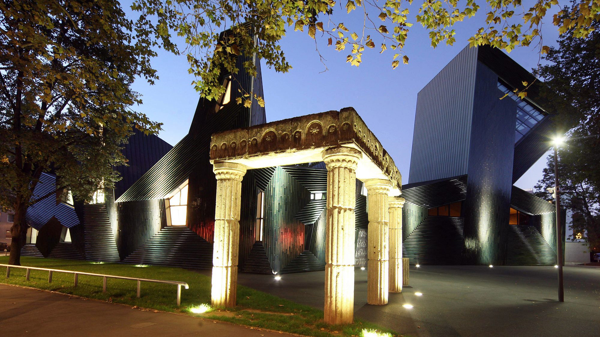 The new synagogue in Mainz, Germany, inaugurated in 2010 on the site of the elaborate 1922 synagogue destroyed by the Kristallnacht pogroms. The replacement synagogue’s sculpted silhouette reads “kedusha” (“sanctification”) and bears the name “Light of the Diaspora,” after the nickname of the 11th-century Jewish sage, Rabbi Gershom ben Yehuda, who established Mainz’s reputation as a Jewish spiritual center. Credit: Sascha Kopp via Mainz Tourism Office.