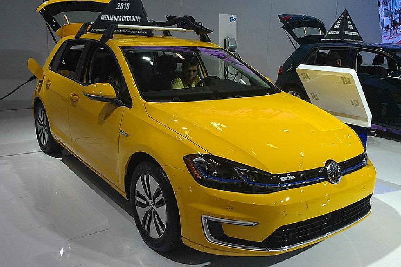A 2018 Volkswagen e-Golf photographed in Canada inside of the 2018 Montreal International Auto Show. Credit: Wikimedia Commons.