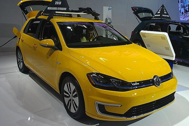 A 2018 Volkswagen e-Golf photographed in Canada inside of the 2018 Montreal International Auto Show. Credit: Wikimedia Commons.