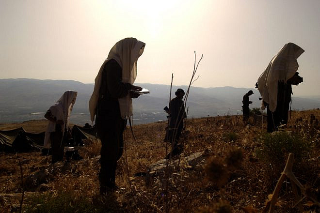 Soldiers from the Israel Defense Forces' ultra-Orthodox unit, the Netzah Yehuda Battalion, at prayer, on June 20, 2005. Photo by Abir Sultan/Flash90.