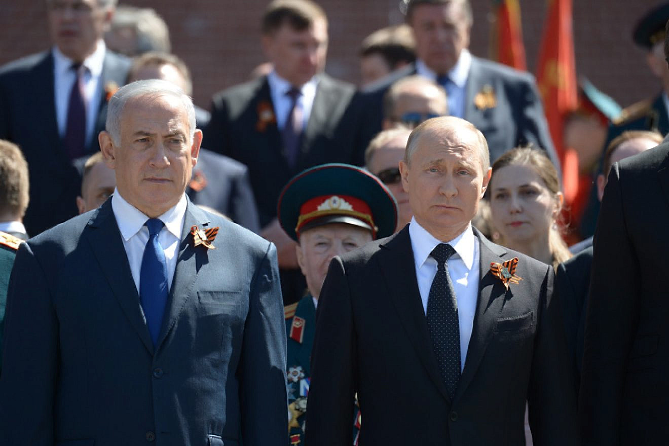 Israeli Prime Minister Benjamin Netanyahu and Russian President Vladimir Putin during a wreath-laying ceremony at the Tomb of the Unknown Soldier in Moscow on May 9, 2018. Photo by Amos Ben Gershom/GPO.