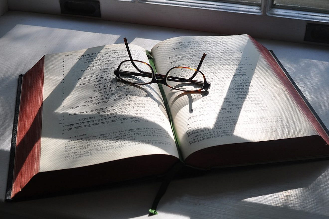 Prayer and services are available to college students for free for the third year in a row, thanks to AEPi and Synagogue Connect. Credit: Pixabay.